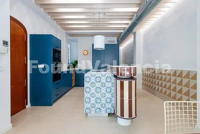 Kuchyně; kuchyňské spotřebiče, dlažba, přirozené světlo, moderní styl