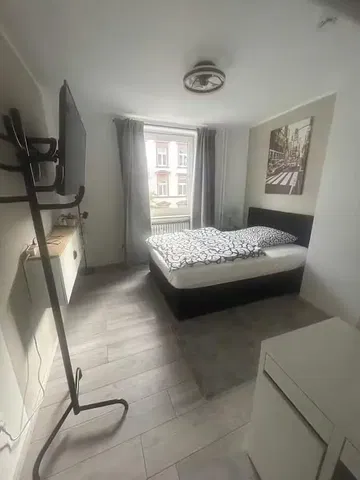 Quarto; luz natural, chão de azulejo