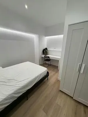 Schlafzimmer; holzboden, tageslicht