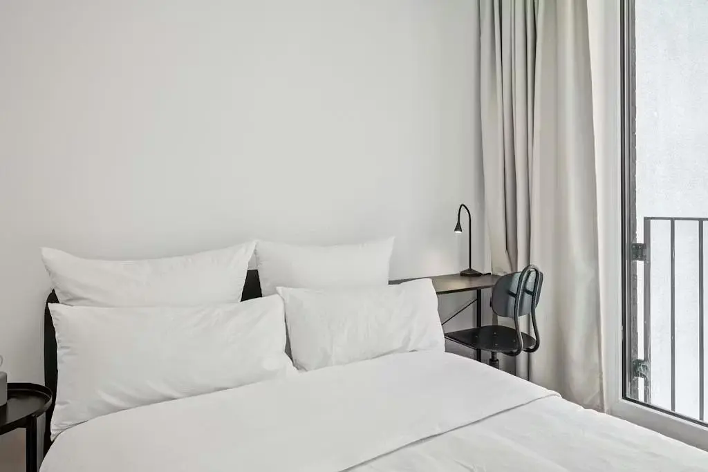 Спаваћа соба; природно светло, модерни стил