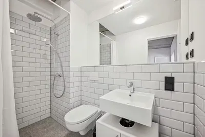 Купатило; плочице, реновиран, природно светло