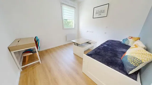 Ložnice; dřevěná podlaha, přirozené světlo, moderní styl