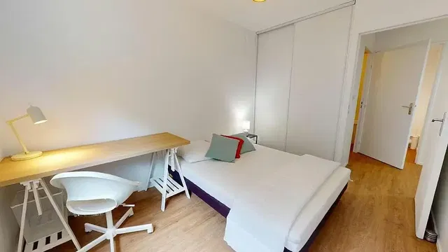 Ložnice; dřevěná podlaha, přirozené světlo