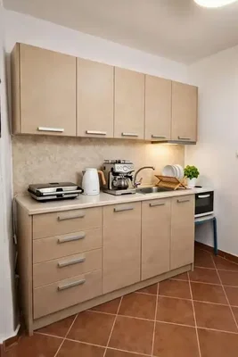 Cuisine; électroménager, carrelage, lumière naturelle, style moderne