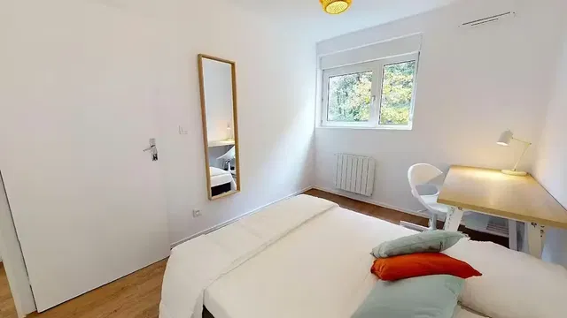 Ložnice; přirozené světlo, dřevěná podlaha