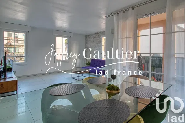 Obývací pokoj; dlažba, výhled, přirozené světlo