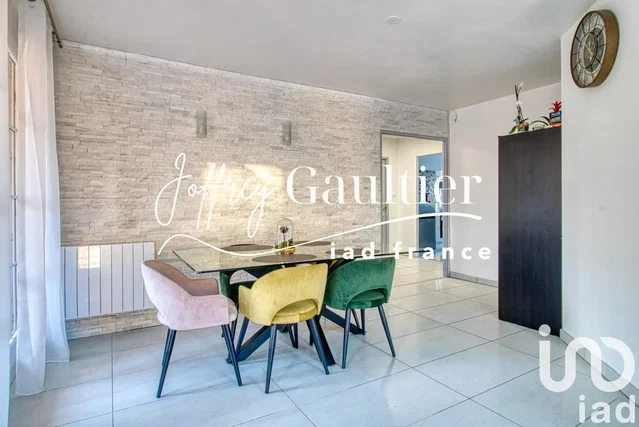 Jídelna; dlažba, přirozené světlo, moderní styl