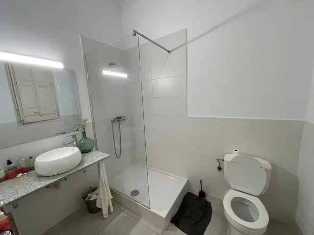 Salle de bain; carrelage, lumière naturelle, rénové