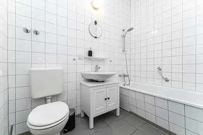 Casa de banho; chão de azulejo, renovado, luz natural, estilo moderno