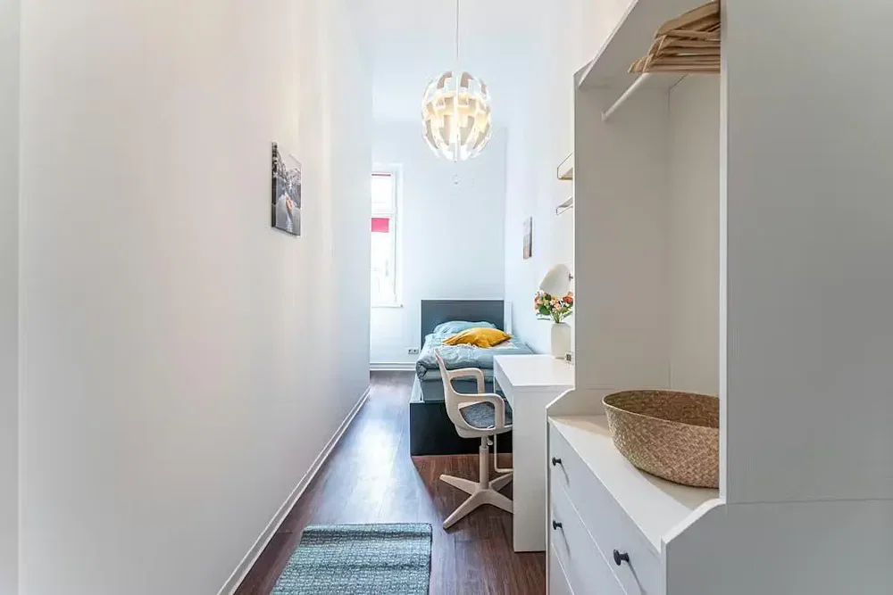 Quarto; chão de madeira, luz natural, estilo moderno