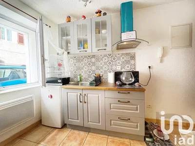 Kuhinja; kuhinjski aparati, pločice, prirodno svjetlo, moderni stil