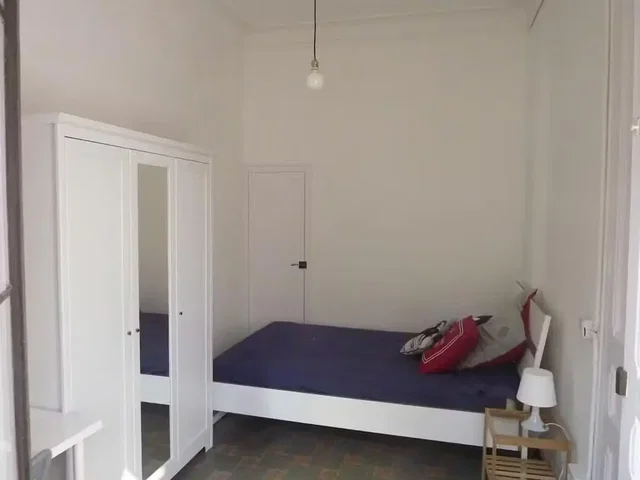 Υπνοδωμάτιο; φυσικό φως, ξύλινο πάτωμα