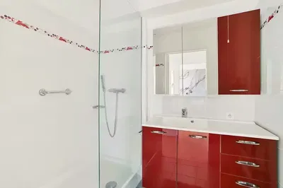 Купатило; реновиран, плочице, природно светло