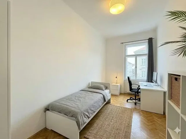 Camera da letto; luce naturale, pavimento in legno