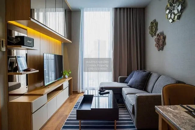 Oturma odası; doğal ışık, modern stil, ahşap zemin