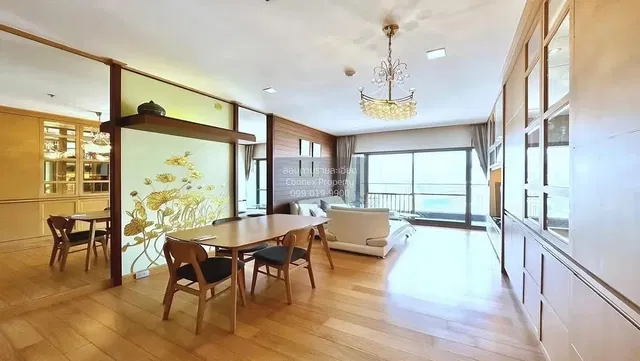 Obývací pokoj; dřevěná podlaha, přirozené světlo, moderní styl