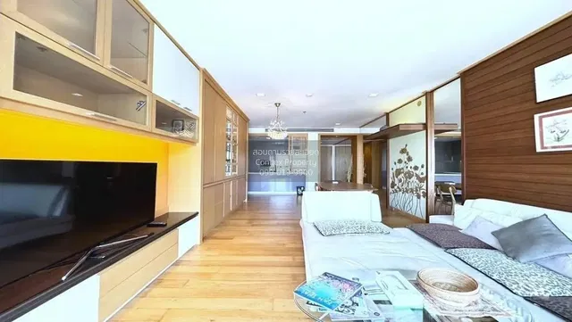 Obývací pokoj; dřevěná podlaha, přirozené světlo, moderní styl