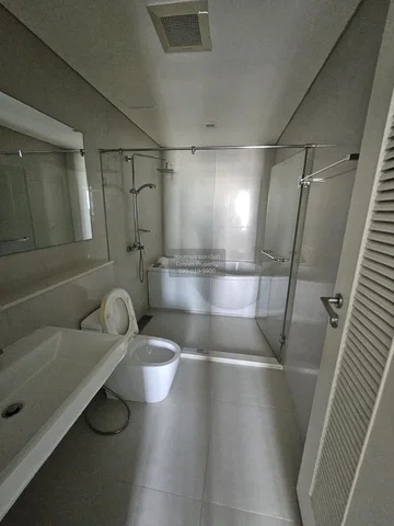 Łazienka; podłoga z płytek, światło dzienne, wyremontowany