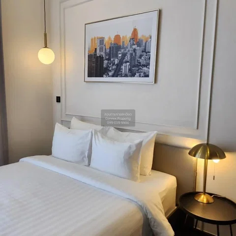 Quarto; estilo moderno, luz natural