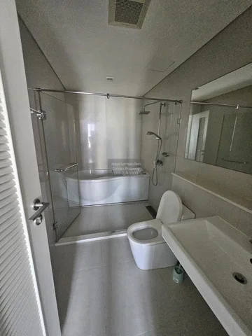 Łazienka; podłoga z płytek, światło dzienne, wyremontowany