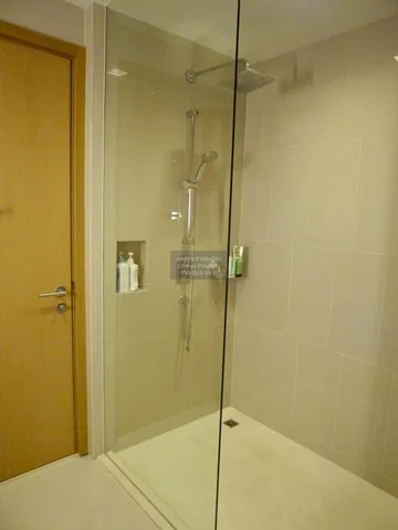 Koupelna; dlažba, po rekonstrukci, přirozené světlo