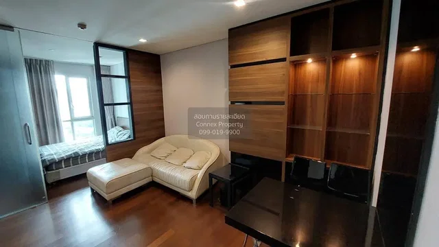 Ložnice; dřevěná podlaha, přirozené světlo