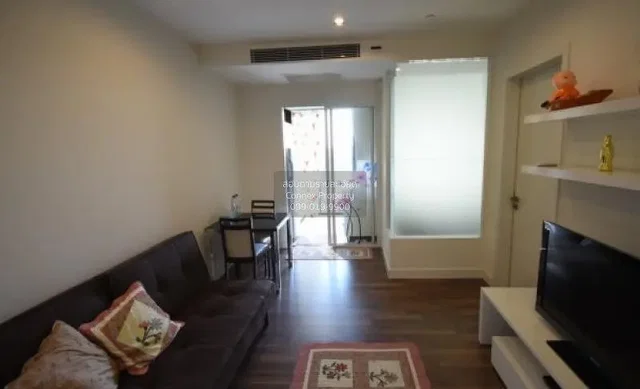 Хол; естествена светлина