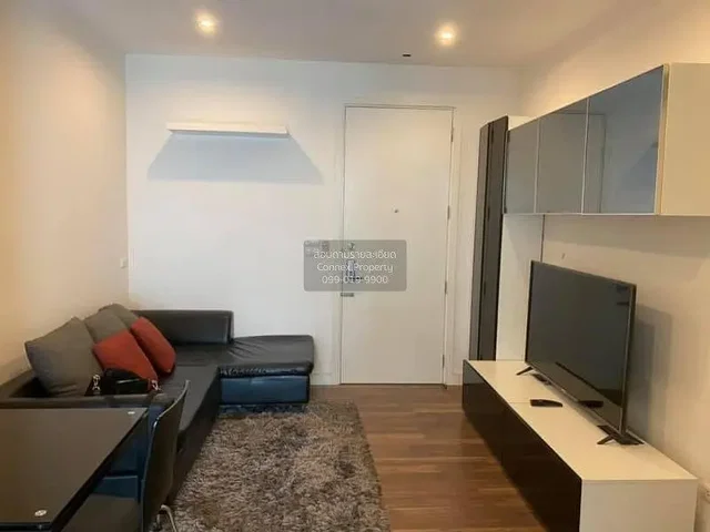 Хол; дървен под, естествена светлина, модерен стил