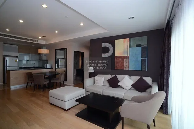 Dnevni boravak; drveni pod, prirodna svjetlost, moderan stil