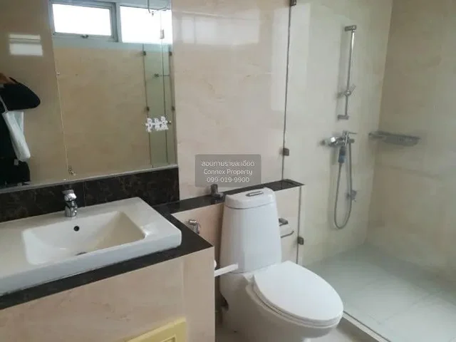 Casa de banho; chão de azulejo, renovado, luz natural