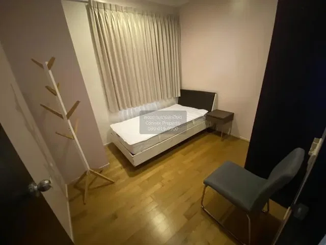 Quarto; chão de madeira