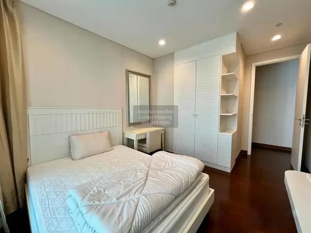 Quarto; luz natural, chão de madeira