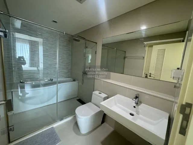 Casa de banho; chão de azulejo, renovado, luz natural, estilo moderno