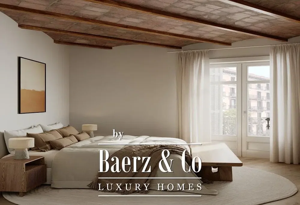 Chambre; poutres en bois, parquet, lumière naturelle, style moderne