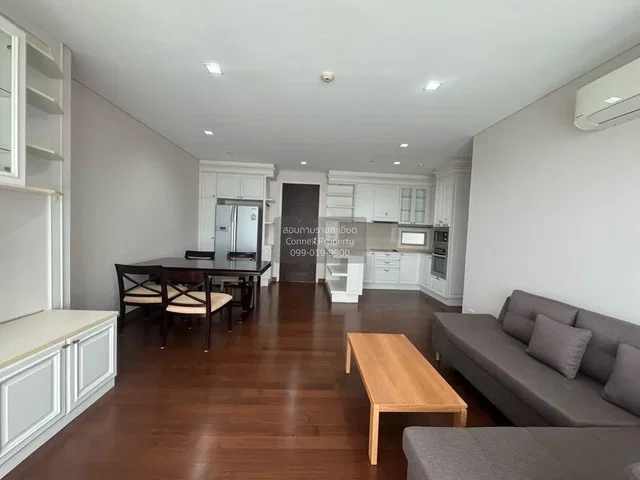 Sala de estar; chão de madeira, luz natural, estilo moderno