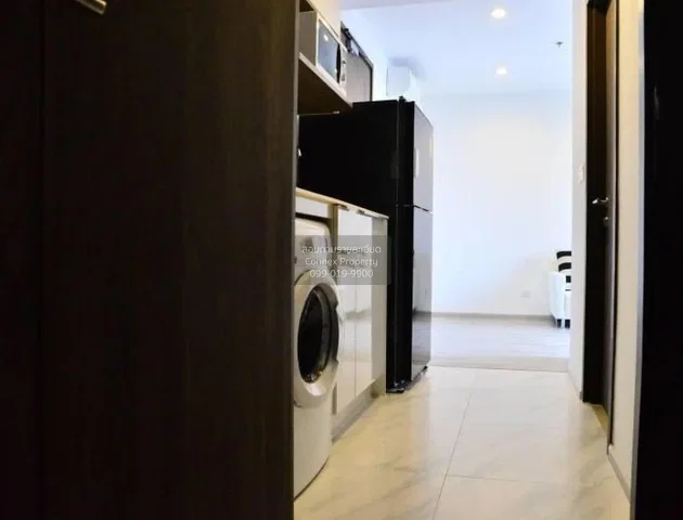 Kuhinja; kućanski aparati, pločice, prirodna svjetlost