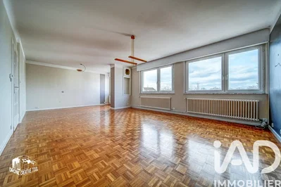 Wohnzimmer; holzboden, blick, tageslicht