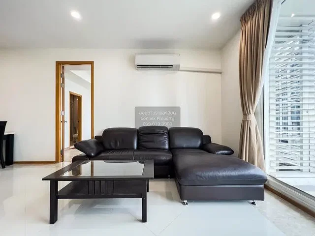 Sala de estar; luz natural, chão de azulejo, estilo moderno