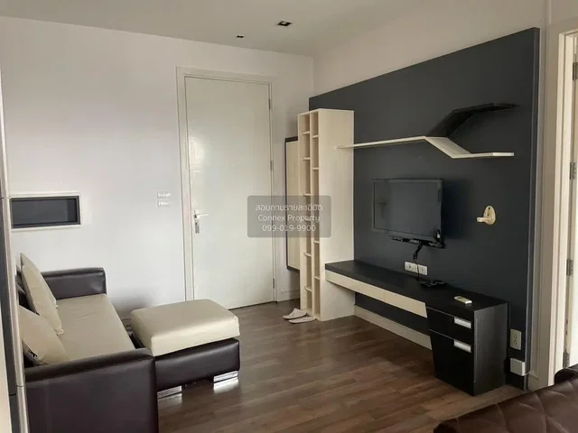 Soggiorno; pavimento in legno, stile moderno, luce naturale