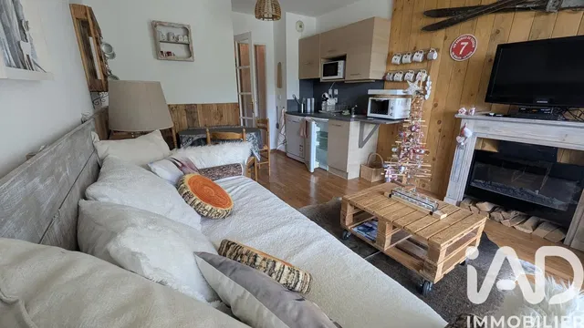 Woonkamer; rustieke stijl, houten balken, open haard, natuurlijk licht