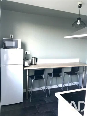 Mutfak; mutfak aletleri, fayans zemin, doğal ışık