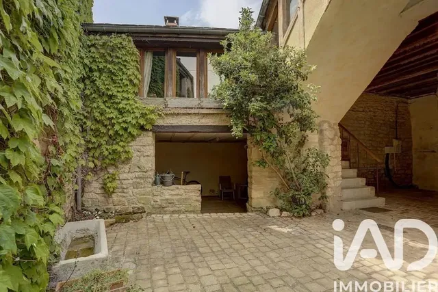 House and surroundings