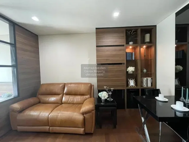 Salon; styl nowoczesny, podłoga drewniana, światło dzienne
