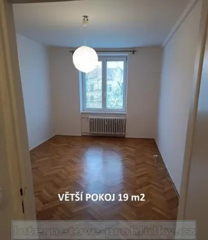Schlafzimmer; holzboden, tageslicht