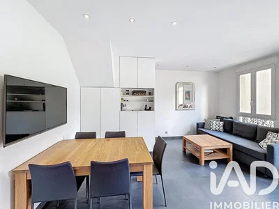 Salón; suelo de baldosas, luz natural, estilo moderno