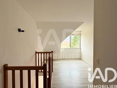 Çocuk odası; doğal ışık, ahşap zemin