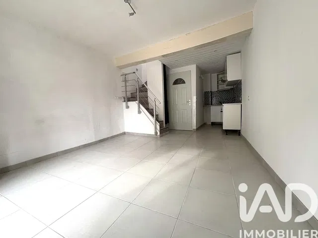 Salon; podłoga z płytek, światło dzienne