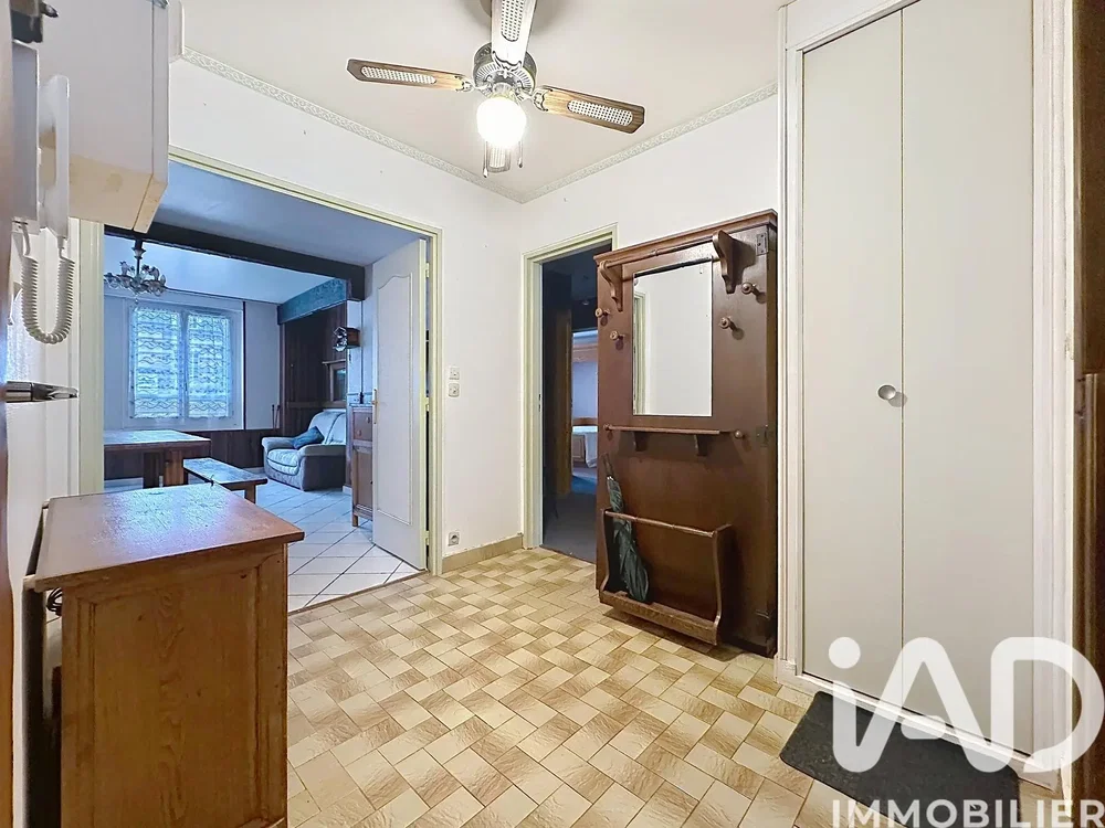 Vestiyer; fayans zemin, tadilat gerekiyor