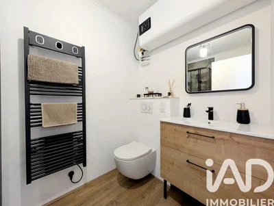 Toilette; warmwasserbereiter, renoviert, tageslicht, moderner stil, holzboden