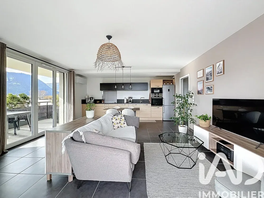 Oturma odası; manzara, fayans zemin, doğal ışık, modern stil